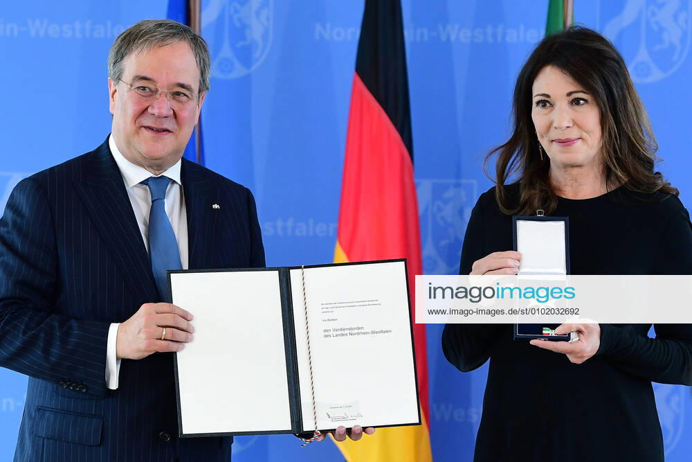 Award of the Order of Merit of the State of North Rhine-Westphalia, left Iris Berben, right 01 07 2020, North Rhine-Westphalia, Düsseldorf This year the constitution of the State of North Rhine-Westphalia will be 70 years old On this occasion the Prime Minister Armin Laschet honours ten personalities for their services to xRx