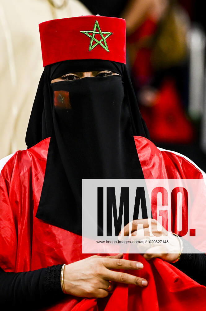 Supporters du Maroc - Ambiance femme portant le Hijab et un voile integral FOOTBALL : France vs Maroc - 1 2 finale - coupe du Monde Qatar 2022 - 14 12 2022 JBAutissier Panoramic