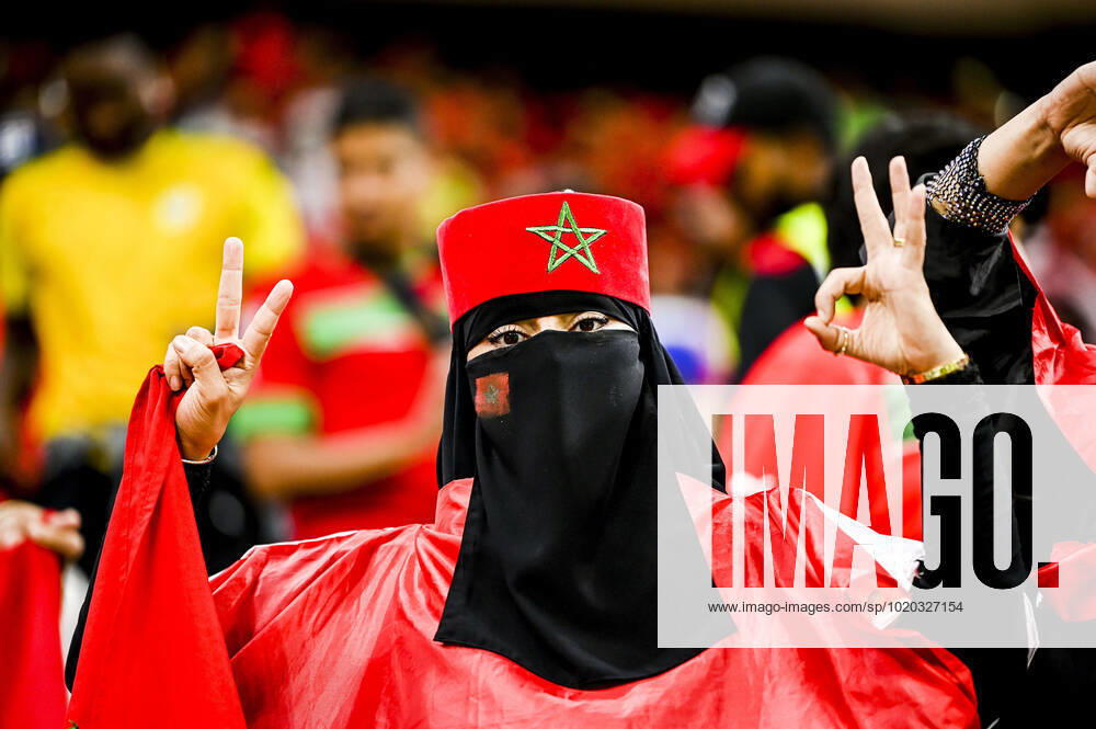 Supporters du Maroc - Ambiance femme portant le Hijab et un voile integral FOOTBALL : France vs Maroc - 1 2 finale - coupe du Monde Qatar 2022 - 14 12 2022 JBAutissier Panoramic