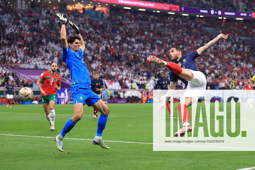 Fußball FIFA-Weltpokal-Halbfinale Frankreich gegen Marokko 14. Dezember 2022 FIFA-Weltpokal-Halbfinale Frankreich gegen Marokko Theo Hernandez (Frankreich) erzielt den ersten Treffer für Marokko durch Torhüter Yassine Bounou Foto Simon Stacpoole Abseits Al Khor Katar