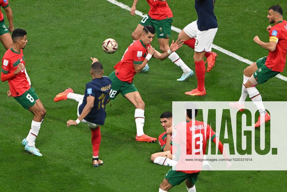 Qatar Soccer World Cup France - Morocco 8339528 14.12.2022 France s and Morocco s players struggle for a ball during the Qatar 2022 World Cup semi-final match between France and Morocco at the Bayt Stadium, in Al Khor, Qatar. Grigory Sysoev Sputnik Al Khor Qatar