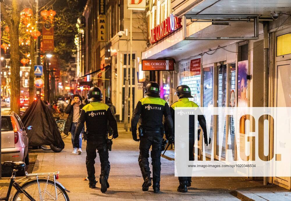 ROTTERDAM Young people are being sent away from the Kruisplein by the riot police after the lost semi final match between Morocco and France at the World Cup football in Qatar ANP JEFFREY GROENEWEG ANPxSportx IVx 459434793 originalFilename: 459434793