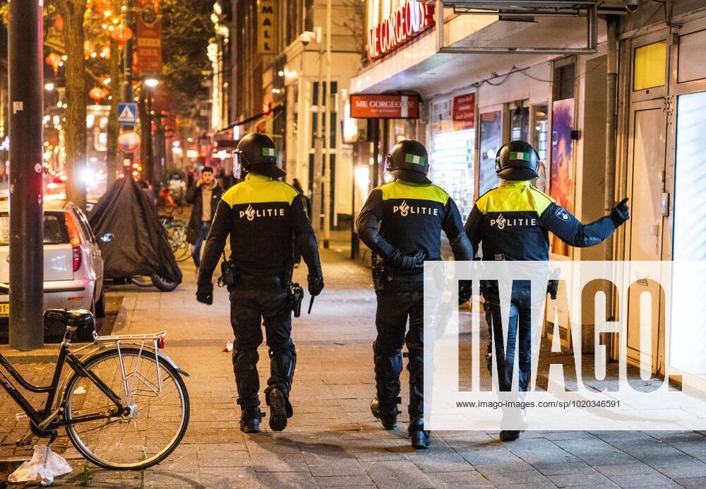 ROTTERDAM Young people are being sent away from the Kruisplein by the riot police after the lost semi final match between Morocco and France at the World Cup in Qatar ANP JEFFREY GROENEWEG ANPxSportx IVx 459434798 originalFilename: 459434798