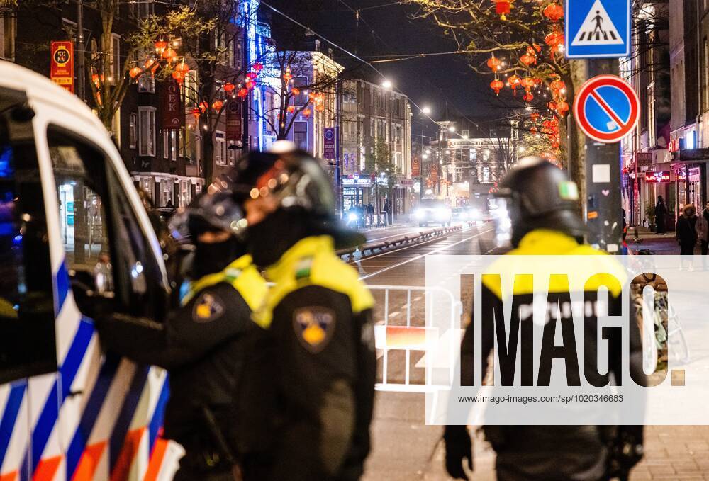 ROTTERDAM Young people are being sent away from the Kruisplein by the riot police after the lost semi final match between Morocco and France at the World Cup football in Qatar ANP JEFFREY GROENEWEG ANPxSportx IVx 459434802 originalFilename: 459434802