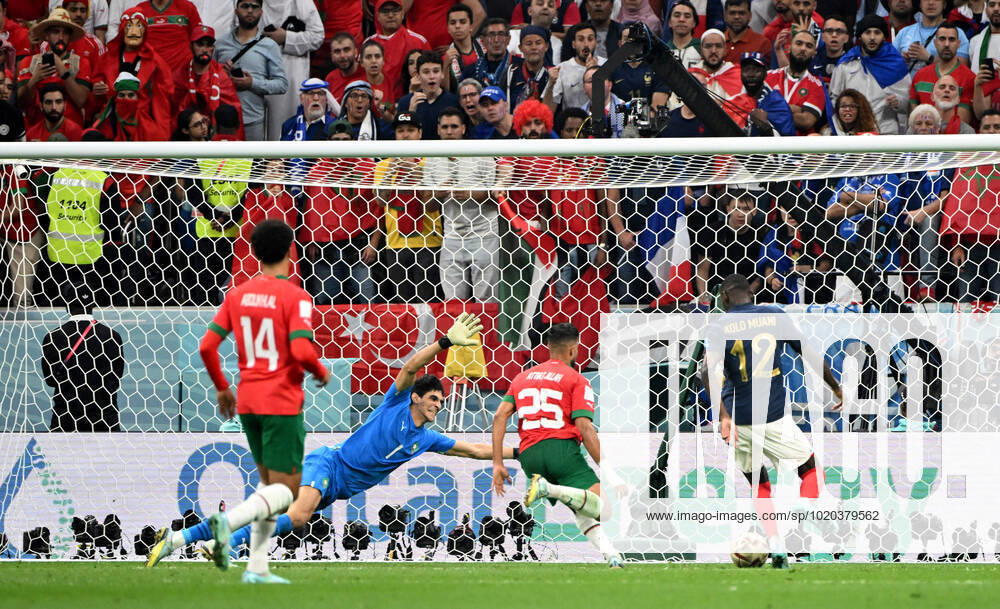 Football, men, 2022 23 season, World Cup in Qatar, semifinals, France Morocco 2 0 at Al Bayt Stadium in Al Khor, Randal Kolo Muani r , France scores the goal to 2 0 against goalkeeper Bono Morocco and Yahia Attiyat Allah No 25, Morocco , 14 12 2022,