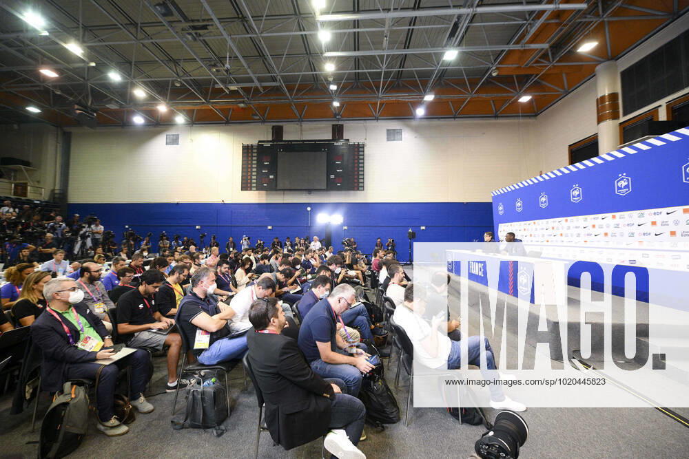 Ambiance generale lors de la conference de presse ou les journalistes portent majoritairement un masque FOOTBALL : Conference de presse de l equipe de France - coupe du Monde Qatar 2022 - 16 12 2022 JBAutissier Panoramic