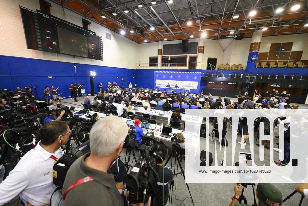 Ambiance generale lors de la conference de presse ou les journalistes portent majoritairement un masque FOOTBALL : Conference de presse de l equipe de France - coupe du Monde Qatar 2022 - 16 12 2022 JBAutissier Panoramic