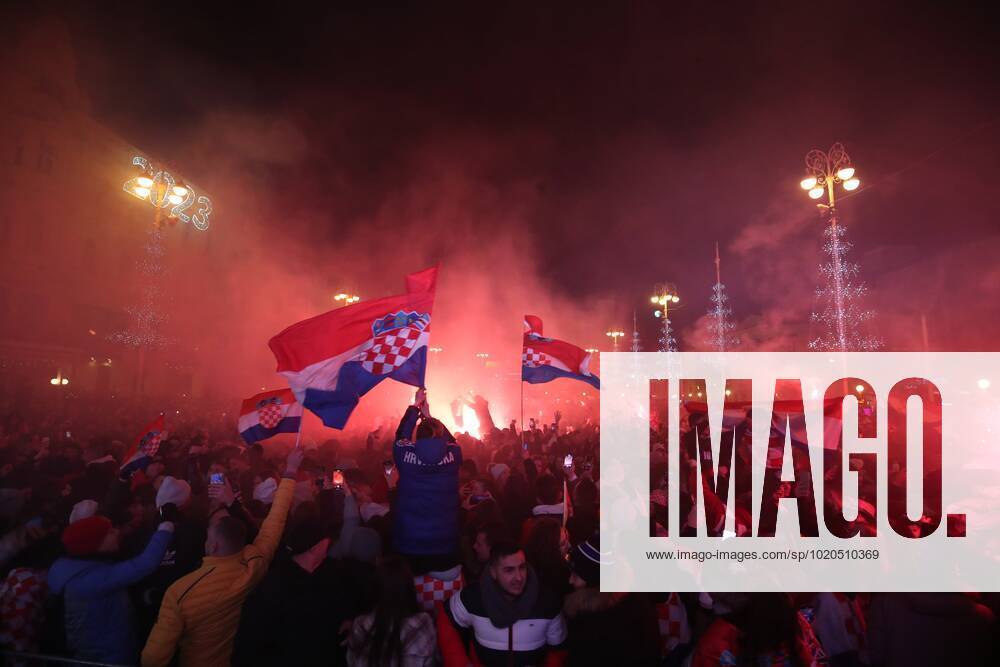 (221218) -- ZAGREB, Dec. 18, 2022 -- Croatian football fans celebrate at Ban Jelacic Square in Zagreb, Croatia, Dec. 17, 2022. Croatia beat Marocco and won the third place at the Qatar World Cup on Saturday. ( PIXSELL via Xinhua) (SP)CROATIA-ZAGREB-FOOTBALL FIFA World Cup, WM, Weltmeisterschaft, Fussball FANS SanjinxStrukic