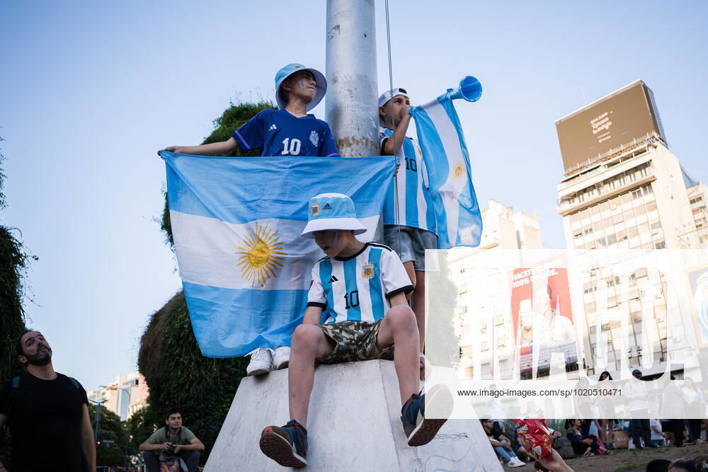 Young fans of the Argentine national team, Nationalteam gather at various points in the city of Buenos Aires to show support for the team one day before the Qatar 2022 FIFA World Cup, WM, Weltmeisterschaft, Fussball final against the France national football team. Buenos Aires Argentina - ZUMAs197 20221218_zaa_s197_001
