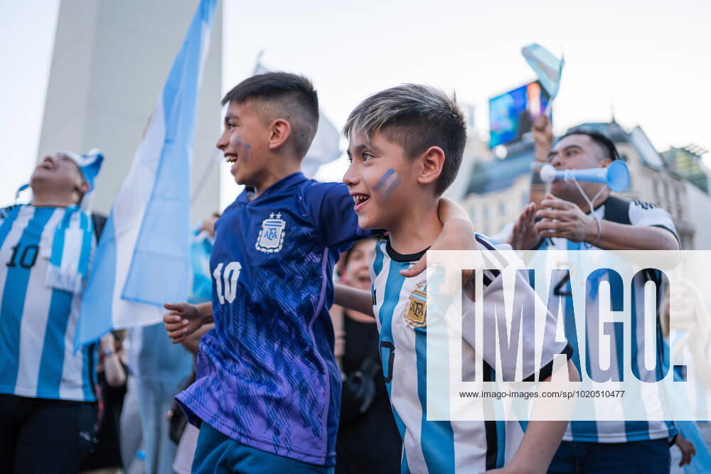 Young fans of the Argentine national team, Nationalteam gather at various points in the city of Buenos Aires to show support for the team one day before the Qatar 2022 FIFA World Cup, WM, Weltmeisterschaft, Fussball final against the France national football team. Buenos Aires Argentina - ZUMAs197 20221218_zaa_s197_002