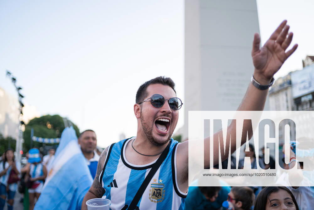 A supporter of the Argentine national team, Nationalteam celebrates in the city of Buenos Aires to show support for the team one day before the Qatar 2022 FIFA World Cup, WM, Weltmeisterschaft, Fussball final against the France national football team. Buenos Aires Argentina - ZUMAs197 20221218_zaa_s197_003