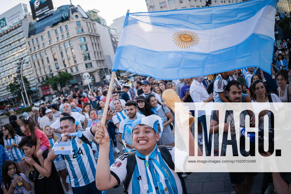 Fans of the Argentine national team, Nationalteam gather at various points in the city of Buenos Aires to show support for the team, before the Qatar 2022 FIFA World Cup, WM, Weltmeisterschaft, Fussball final against the France national football team. Buenos Aires Argentina - ZUMAs197 20221218_zaa_s197_004