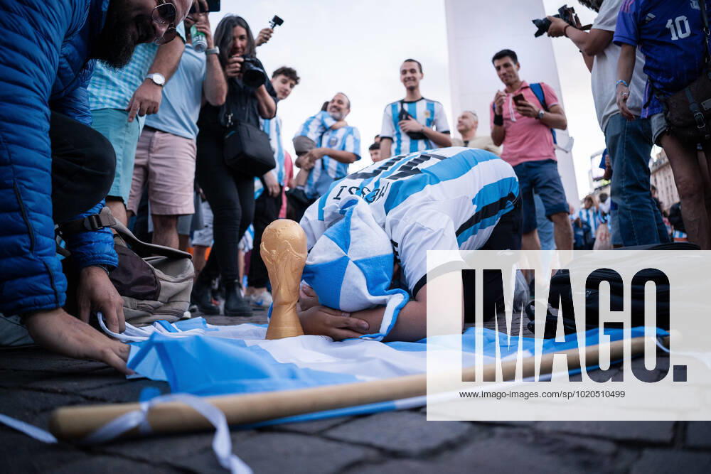 Fans of the Argentine national team, Nationalteam gather at various points in the city of Buenos Aires to show support for the team, before the Qatar 2022 FIFA World Cup, WM, Weltmeisterschaft, Fussball final against the France national football team. Buenos Aires Argentina - ZUMAs197 20221218_zaa_s197_007