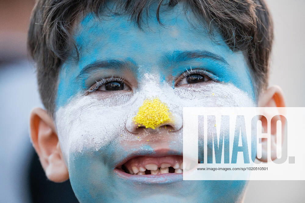 A young fan of the Argentine national team, Nationalteam with face paintings celebrates in the city of Buenos Aires to show support for the team one day before the Qatar 2022 FIFA World Cup, WM, Weltmeisterschaft, Fussball final against the France national football team. Buenos Aires Argentina - ZUMAs197 20221218_zaa_s197_008
