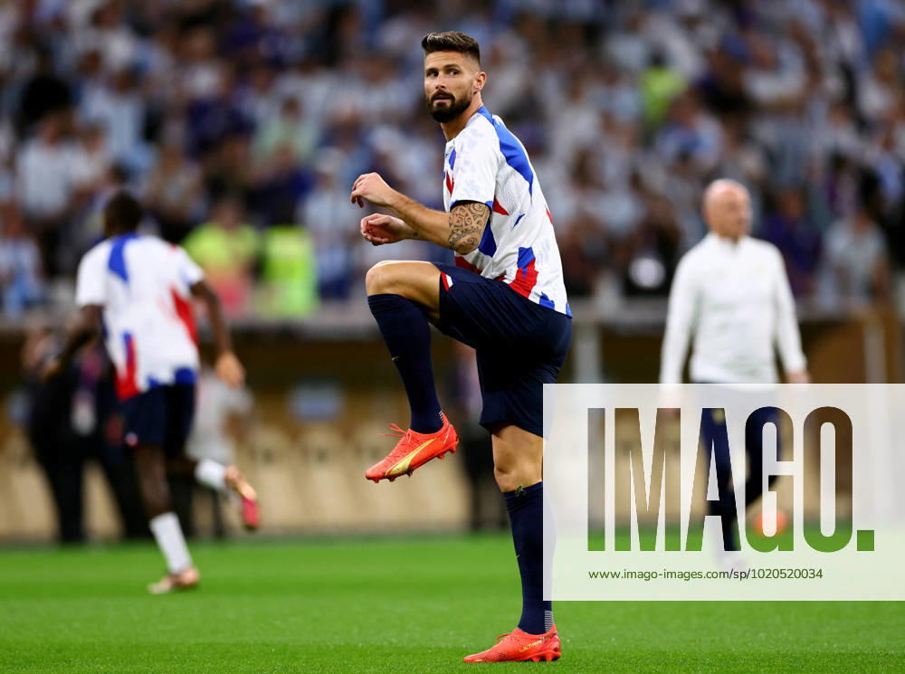 Doha, Qatar, 18th December 2022. Olivier Giroud of France warm up before the FIFA World Cup, WM, Weltmeisterschaft, Fussball 2022 match at Lusail Stadium, Doha. Picture credit should read: David Klein Sportimage . SPI-2101-0023