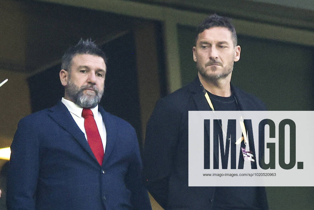 (221218) -- LUSAIER, Dec. 18, 2022 -- Former Italian football player Francesco Totti (R) reacts prior to the Final between Argentina and France at the 2022 FIFA World Cup, WM, Weltmeisterschaft, Fussball at Lusail Stadium in Lusail, Qatar, Dec. 18, 2022. ) (SP)QATAR-LUSAIL-2022 WORLD CUP-FINAL-ARG VS FRA LixMing