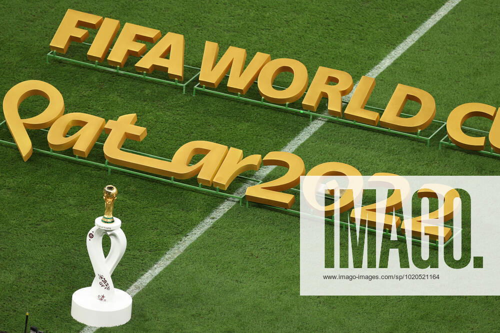 Finale der FIFA Fussball-Weltmeisterschaft 18. Dezember 2022, Lusail City Finale der FIFA Fussball-Weltmeisterschaft Katar 2022 Argentinien gegen Frankreich die Trophäe steht auf einem dekorativen Sockel Foto Charlotte Wilson Offside Doha Katar