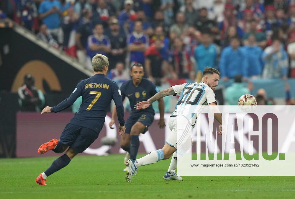 Lusail Iconic Stadium, Doha, QAT, World Cup FIFA 2022, Final, Argentina vs France, in picture France s forward Antoine Griezmann , Argentina s midfielder Alexis Mac Allister Doha Lusail Iconic Stadium Qatar eu-images-506