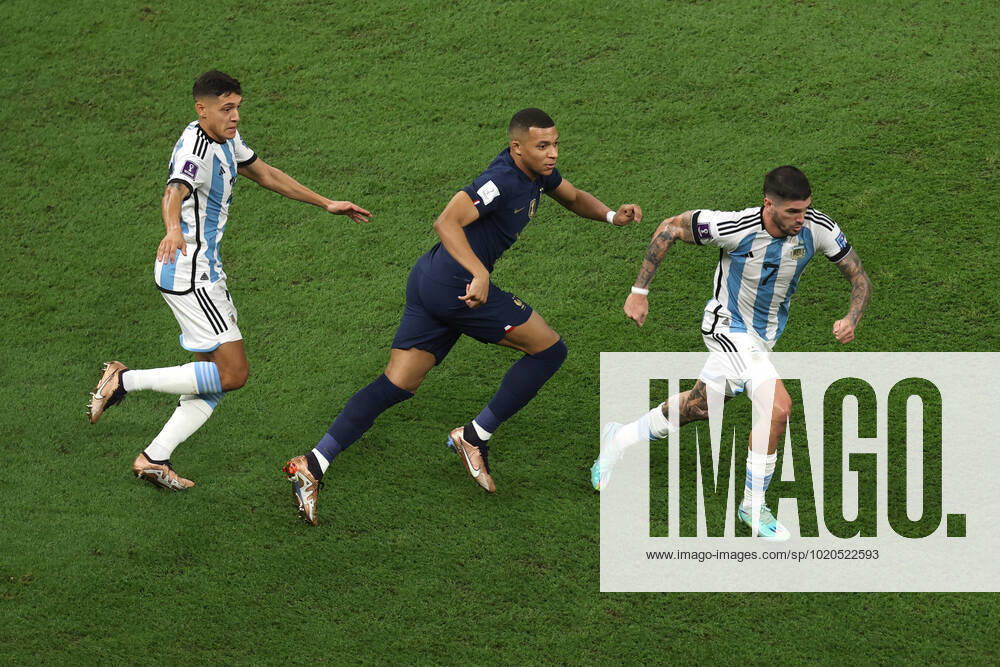 Finale der FIFA Fussball-Weltmeisterschaft 18. Dezember 2022, Lusail City Finale der FIFA Fussball-Weltmeisterschaft Katar 2022 Argentinien gegen Frankreich Nahuel Molina (Argentinien), Kylian Mbappe (Frankreich) und Rodrigo De Paul (Argentinien) Foto Charlotte Wilson Offside Doha Katar