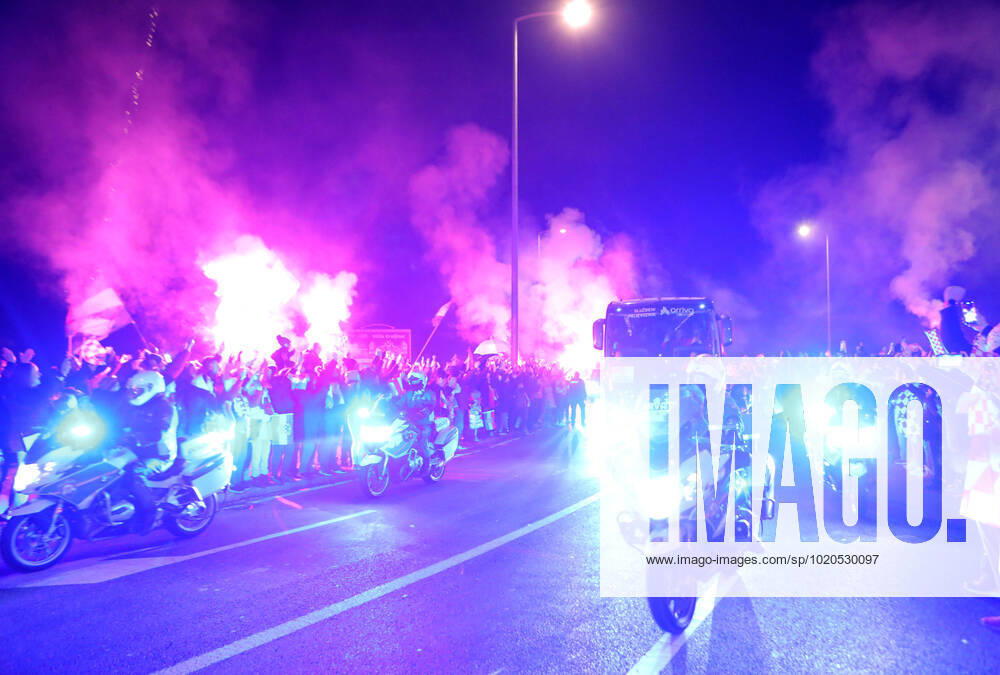 Croatia victory parade Fans lit flares during the Croatia team victory parade (following their victory over Morocco in the 2022 FIFA World Cup, WM, Weltmeisterschaft, Fussball bronze medal match the previous day) on December 18, 2022 in Zagreb, Croatia. TomislavxMiletic PIXSELL
