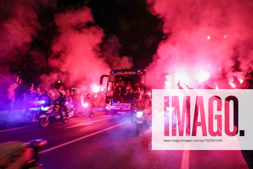 Croatia victory parade Fans lit flares during the Croatia team victory parade at Avenija Dubrovnik (following their victory over Morocco in the 2022 FIFA World Cup, WM, Weltmeisterschaft, Fussball bronze medal match the previous day) on December 18, 2022 in Zagreb, Croatia. EmicaxElvedji PIXSELL