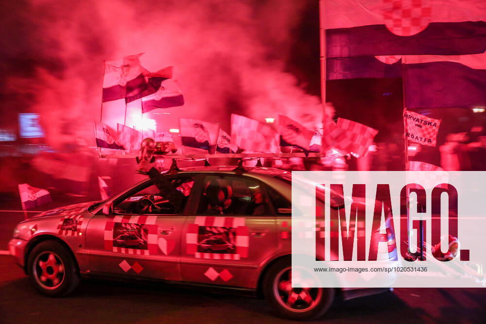 Croatia victory parade Fans lit flares during the Croatia team victory parade at Avenija Dubrovnik (following their victory over Morocco in the 2022 FIFA World Cup, WM, Weltmeisterschaft, Fussball bronze medal match the previous day) on December 18, 2022 in Zagreb, Croatia. EmicaxElvedji PIXSELL