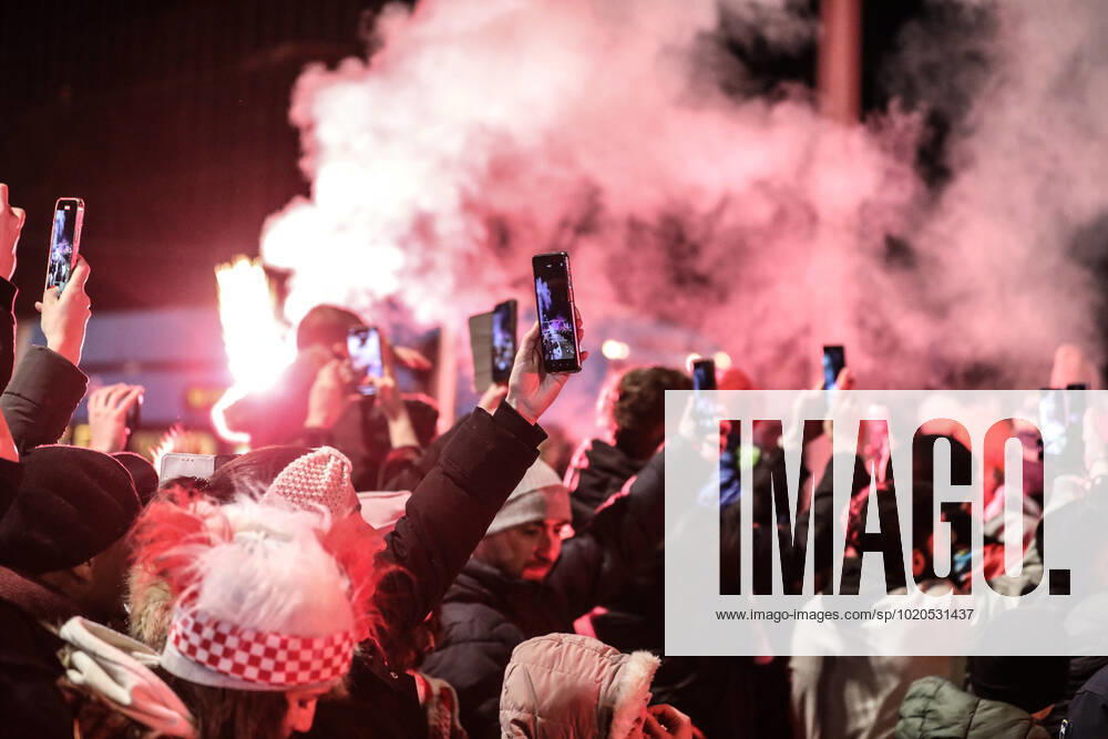 Croatia victory parade Fans lit flares during the Croatia team victory parade at Vukovarska street (following their victory over Morocco in the 2022 FIFA World Cup, WM, Weltmeisterschaft, Fussball bronze medal match the previous day) on December 18, 2022 in Zagreb, Croatia. SlavenxBranislavxBabic PIXSELL