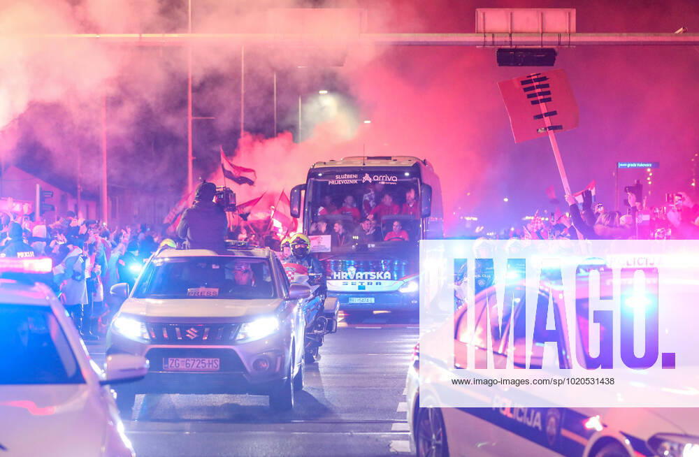 Croatia victory parade Fans lit flares during the Croatia team victory parade at Vukovarska street (following their victory over Morocco in the 2022 FIFA World Cup, WM, Weltmeisterschaft, Fussball bronze medal match the previous day) on December 18, 2022 in Zagreb, Croatia. SlavenxBranislavxBabic PIXSELL
