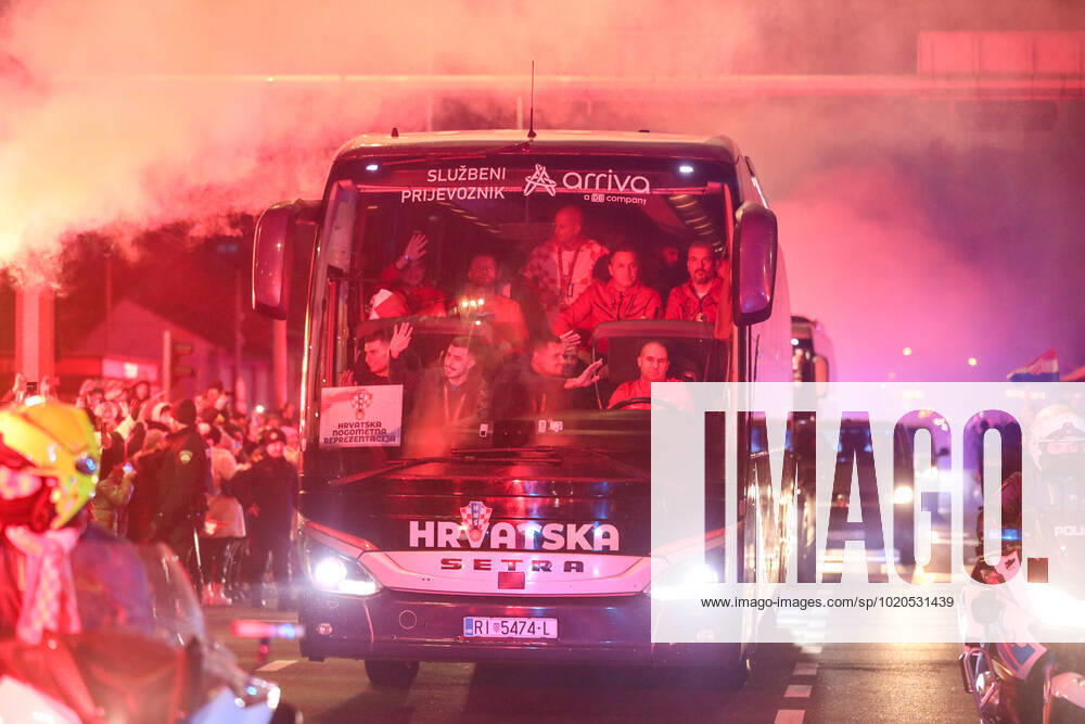 Croatia victory parade Fans lit flares during the Croatia team victory parade at Vukovarska street (following their victory over Morocco in the 2022 FIFA World Cup, WM, Weltmeisterschaft, Fussball bronze medal match the previous day) on December 18, 2022 in Zagreb, Croatia. SlavenxBranislavxBabic PIXSELL
