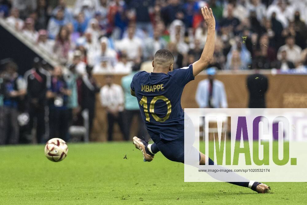 FIFA World Cup, WM, Weltmeisterschaft, Fussball Qatar 2022 Argentina vs France Final Kylian Mbappe celebrates his goal 2-2 of France during the game Argentina vs France, corresponding to the great final of the FIFA World Cup Qatar 2022, at Lusail Stadium, Lusail, Doha, on December 18, 2022. <br><br> Kylian Mbappe celebra su gol 2-2 Francia durante el partido Argentina vs Francia, correspondiente a la gran final de la Copa Mundial de la FIFA Catar 2022, en el Estadio Lusail, Lusail, Doha, el 18 de Diciembre de 2022 LUSAIL DOHA QATAR