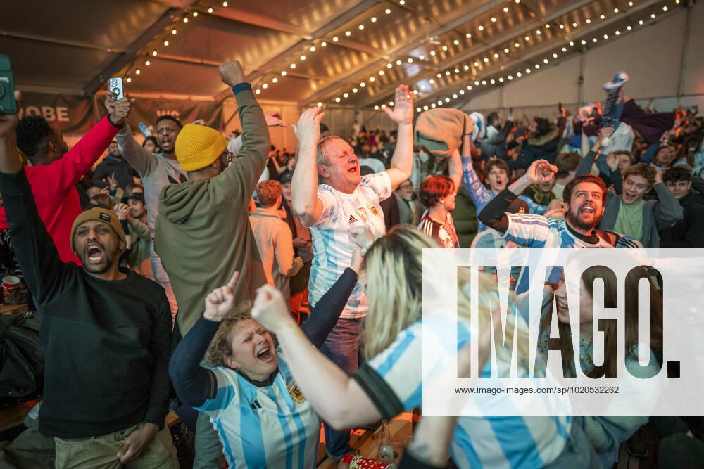 World Cup final between Argentina and France Oslo 20221218 Supporters in the football tent at Youngstorget in Oslo cheer after Argentina wins over France Photo Heiko Junge NTB Oslo Norway RESTRICTED USE FOR BETTING COMPANIES