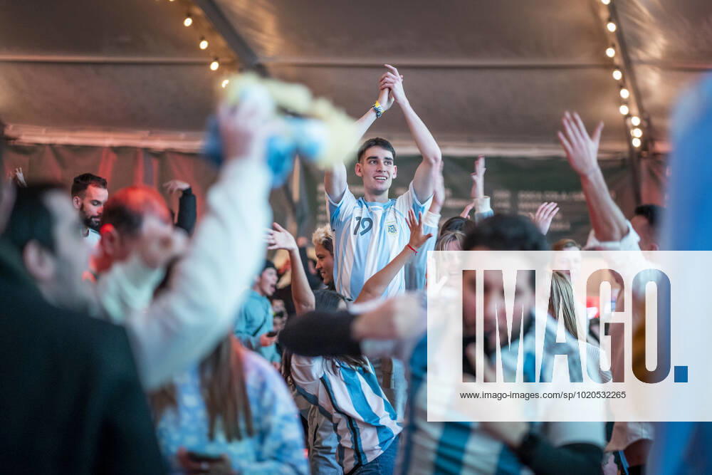 World Cup final between Argentina and France Oslo 20221218 Supporters in the football tent at Youngstorget in Oslo cheer after Argentina wins over France Photo Heiko Junge NTB Oslo Norway RESTRICTED USE FOR BETTING COMPANIES