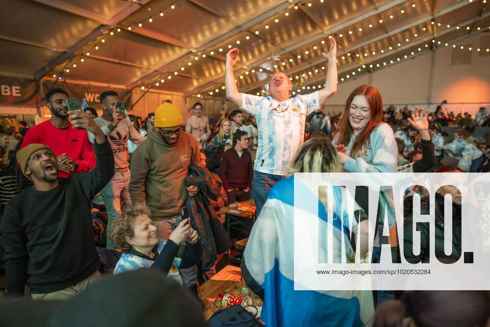 World Cup final between Argentina and France Oslo 20221218 Supporters in the football tent at Youngstorget in Oslo cheer after Argentina wins over France Photo Heiko Junge NTB Oslo Norway RESTRICTED USE FOR BETTING COMPANIES