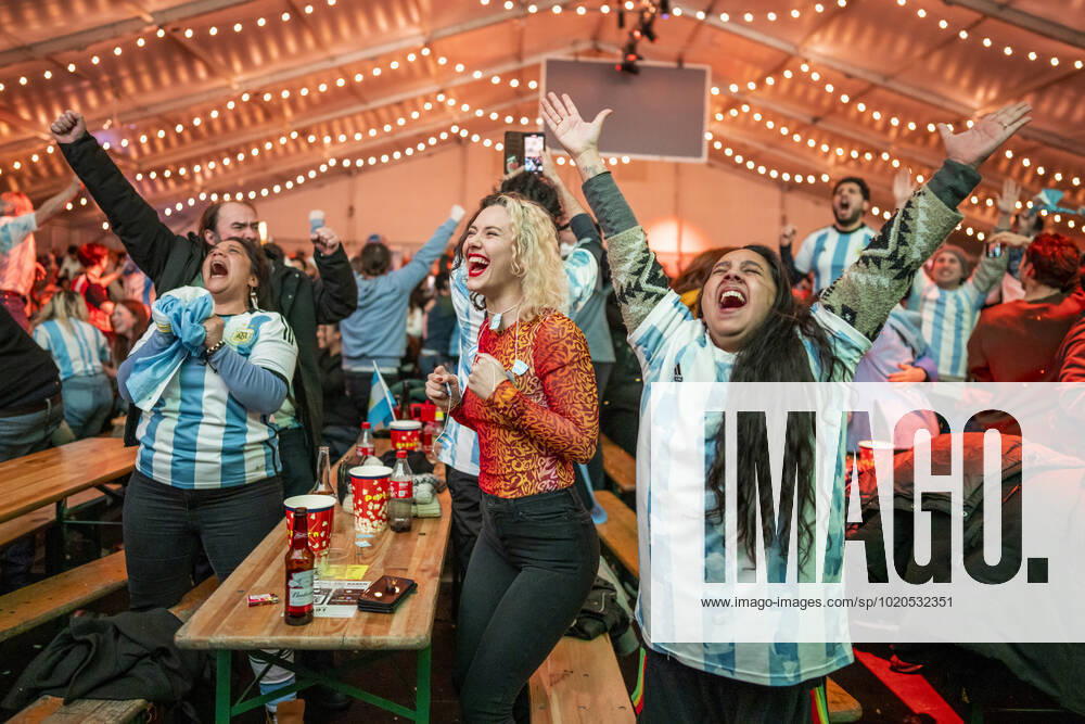 World Cup final between Argentina and France Oslo 20221218 Argentinian Luz Maria Odfjell tv and Mariah Juarez cheer together with Kristin Brekke and hundreds of other supporters in the football tent at Youngstorget in Oslo after Argentina won over France in the World Cup final in Qatar Photo Heiko Junge NTB Oslo Norway RESTRICTED USE FOR BETTING COMPANIES