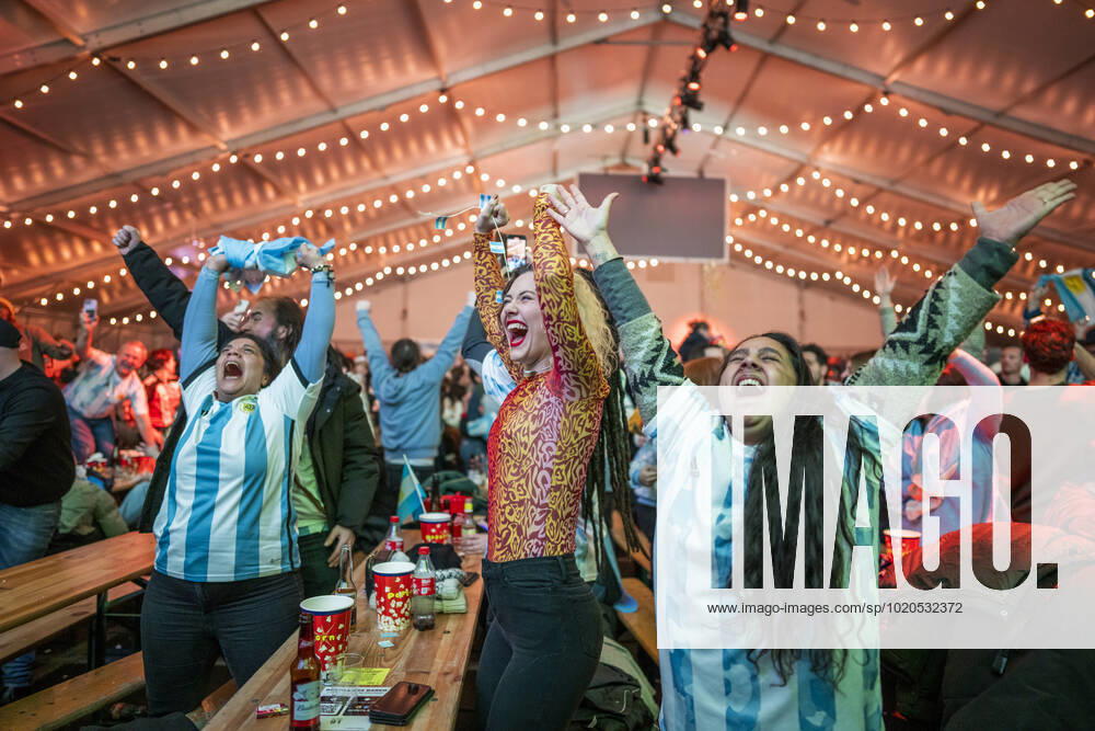World Cup final between Argentina and France Oslo 20221218 Argentinian Luz Maria Odfjell tv and Mariah Juarez cheer together with Kristin Brekke and hundreds of other supporters in the football tent at Youngstorget in Oslo after Argentina won over France in the World Cup final in Qatar Photo Heiko Junge NTB Oslo Norway RESTRICTED USE FOR BETTING COMPANIES