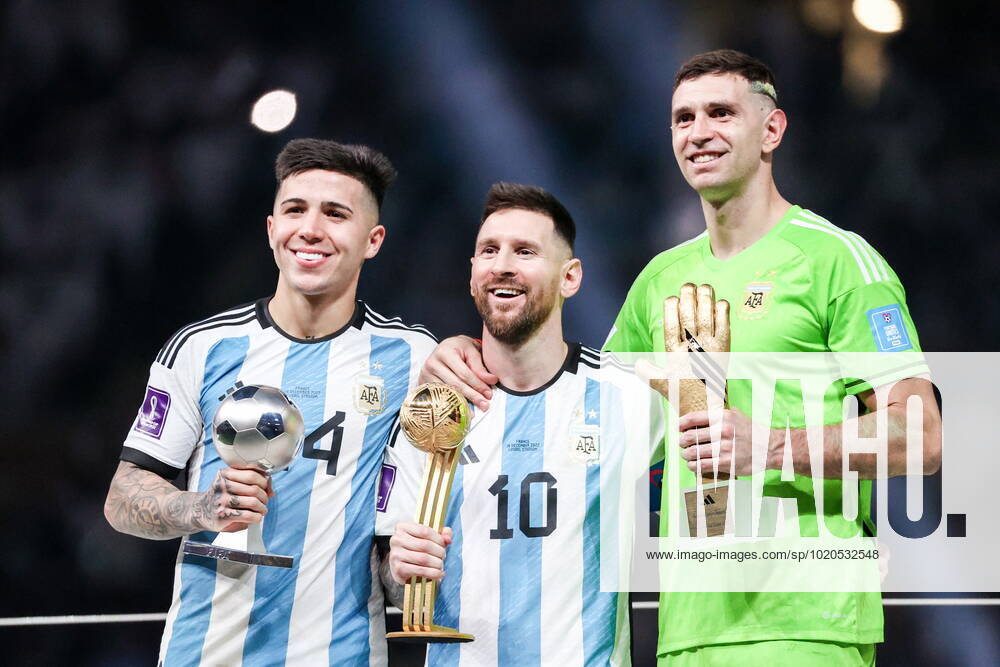 QATAR, LUSAIL - DECEMBER 18, 2022: Argentina s player Enzo Fernandez, captain Lionel Messi and goalkeeper Emiliano Martinez (L-R) pose for a photograph during the trophy ceremony for the 2022 FIFA World Cup, WM, Weltmeisterschaft, Fussball final football match between Argentina and France at Lusail Iconic Stadium. Argentina won 3-3 (4-2) in a penalty shootout. Sergei Bobylev TASS 56487339