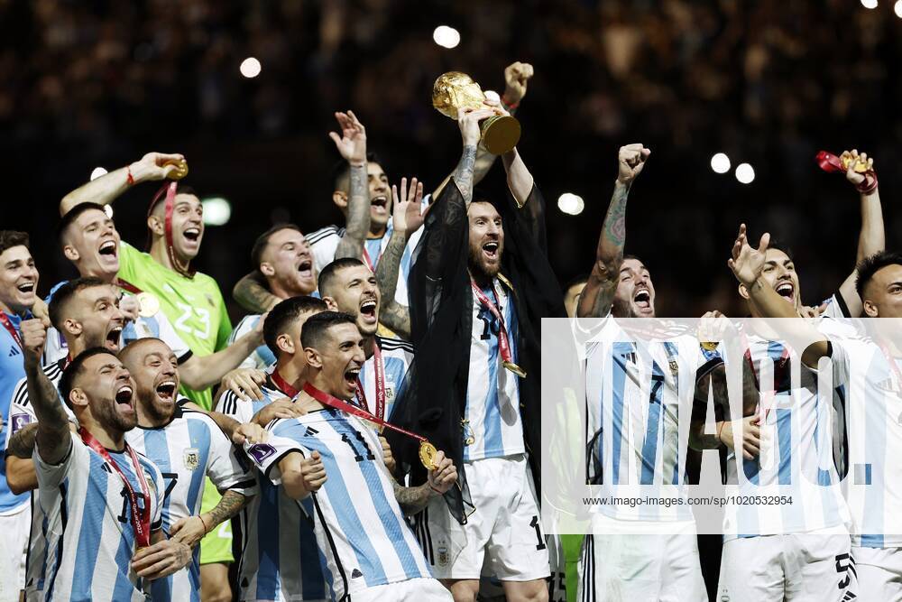 AL DAAYEN Argentina goalkeeper Franco Armani, Juan Foyth of Argentina, Nicolas Tagliafico of Argentina, Gonzalo Montiel of Argentina, Leandro Daniel Paredes of Argentina, German Pezzella of Argentina, Rodrigo De Paul of Argentina, Marcos Acuna of Argentina, Julian Alvarez of Argentina, Lionel Messi of Argentina, Angel Di Maria of Argentina, Argentina goalkeeper Geronimo Rulli, Cristian Romero of Argentina, Exequiel Palacios of Argentina, Angel Correa of Argentina, Thiago Almada of Argentina, Alejandro Gomez of Argentina, Guido Rodriguez of Argentina, Nicolas Otamendi of Argentina , Alexis Mac Allister of Argentina, Paulo Dybala of Argentina, Lautaro Martinez of Argentina, Argentina goalkeeper Damian Martinez, Enzo Fernandez of Argentina, Lisandro Martinez of Argentina, Nahuel Molina of Argentina, Argentina coach Lionel Scaloni with world cup trophy, FIFA World Cup trophy during the FIFA World Cup Qatar 2022 final match between Argentina and France at Lusail Stadium on 18 th December 2022 in Al Daayen, Qatar AP Dutch Height MAURICE OF STONE FIFA World Cup Qatar 2022 2022 ANPxSportx xMauricexvanxSteenxWKxIVx 459612861 originalFilename: 459612861