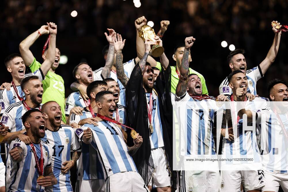 AL DAAYEN Argentina goalkeeper Franco Armani, Juan Foyth of Argentina, Nicolas Tagliafico of Argentina, Gonzalo Montiel of Argentina, Leandro Daniel Paredes of Argentina, German Pezzella of Argentina, Rodrigo De Paul of Argentina, Marcos Acuna of Argentina, Julian Alvarez of Argentina, Lionel Messi of Argentina, Angel Di Maria of Argentina, Argentina goalkeeper Geronimo Rulli, Cristian Romero of Argentina, Exequiel Palacios of Argentina, Angel Correa of Argentina, Thiago Almada of Argentina, Alejandro Gomez of Argentina, Guido Rodriguez of Argentina, Nicolas Otamendi of Argentina , Alexis Mac Allister of Argentina, Paulo Dybala of Argentina, Lautaro Martinez of Argentina, Argentina goalkeeper Damian Martinez, Enzo Fernandez of Argentina, Lisandro Martinez of Argentina, Nahuel Molina of Argentina, Argentina coach Lionel Scaloni with world cup trophy, FIFA World Cup trophy after the FIFA World Cup Qatar 2022 final match between Argentina and France at the Lusail Stadium on December 18, 2022 in Al Daayen, Qatar AP Dutch Height MAURICE OF STONE FIFA World Cup Qatar 2022 2022 ANPxSportx xMauricexvanxSteenxWKxIVx 459613199 originalFilename: 459613199