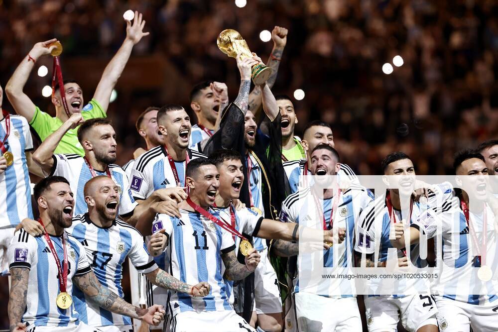 AL DAAYEN Argentina goalkeeper Franco Armani, Juan Foyth of Argentina, Nicolas Tagliafico of Argentina, Gonzalo Montiel of Argentina, Leandro Daniel Paredes of Argentina, German Pezzella of Argentina, Rodrigo De Paul of Argentina, Marcos Acuna of Argentina, Julian Alvarez of Argentina, Lionel Messi of Argentina, Angel Di Maria of Argentina, Argentina goalkeeper Geronimo Rulli, Cristian Romero of Argentina, Exequiel Palacios of Argentina, Angel Correa of Argentina, Thiago Almada of Argentina, Alejandro Gomez of Argentina, Guido Rodriguez of Argentina, Nicolas Otamendi of Argentina , Alexis Mac Allister of Argentina, Paulo Dybala of Argentina, Lautaro Martinez of Argentina, Argentina goalkeeper Damian Martinez, Enzo Fernandez of Argentina, Lisandro Martinez of Argentina, Nahuel Molina of Argentina, Argentina coach Lionel Scaloni with world cup trophy, FIFA World Cup trophy after the FIFA World Cup Qatar 2022 final match between Argentina and France at the Lusail Stadium on December 18, 2022 in Al Daayen, Qatar AP Dutch Height MAURICE OF STONE FIFA World Cup Qatar 2022 2022 ANPxSportx xMauricexvanxSteenxWKxIVx 459613303 originalFilename: 459613303