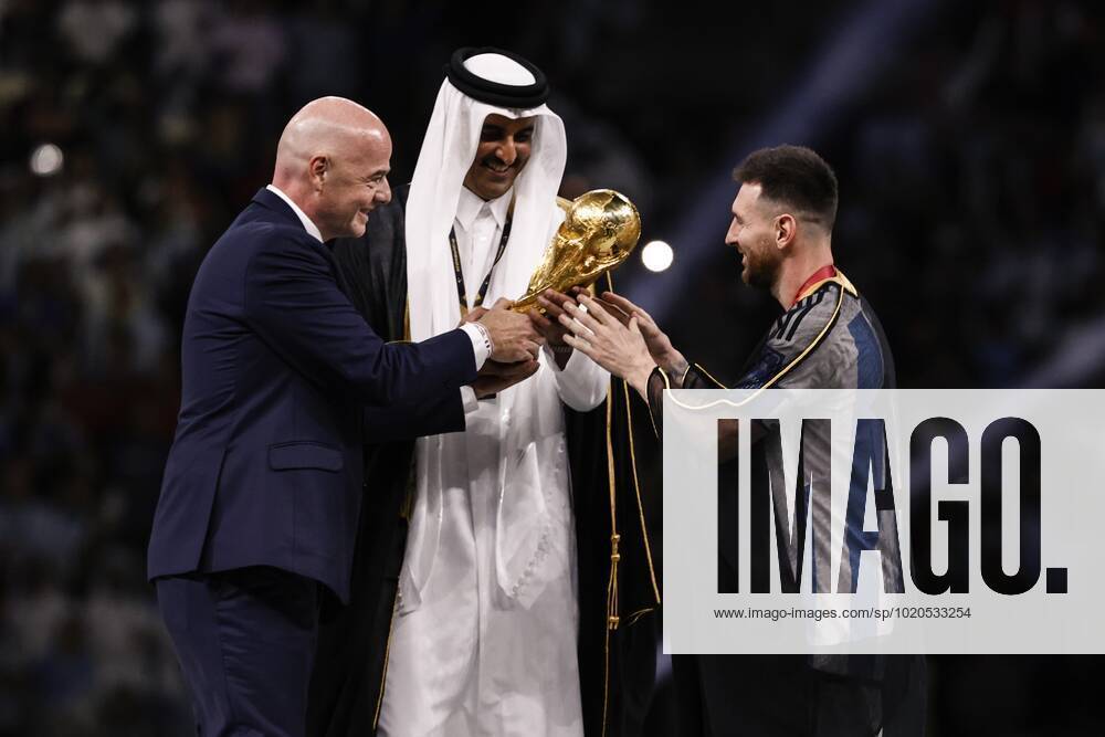 AL DAAYEN lr FIFA President Gianni Infantino, Emir of Qatar Sheikh Tamim bin Hamad Al Thani and Lionel Messi of Argentina with the world cup trophy, FIFA World Cup Trophy after the FIFA World Cup Qatar 2022 final match between Argentina and France at the Lusail Stadium on December 18, 2022 in Al Daayen, Qatar AP Dutch Height MAURICE OF STONE FIFA World Cup Qatar 2022 2022 ANPxSportx xMauricexvanxSteenxWKxIVx 459613561 originalFilename: 459613561