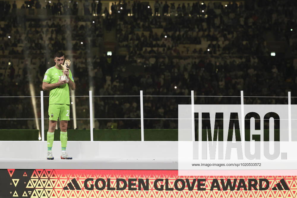(221218) -- LUSAIL, Dec. 18, 2022 -- Emiliano Martinez, goalkeeper of Argentina, kisses his golden glove trophy during the awarding ceremony of the 2022 FIFA World Cup, WM, Weltmeisterschaft, Fussball at Lusail Stadium in Lusail, Qatar, Dec. 18, 2022. ) (SP)QATAR-LUSAIL-2022 WORLD CUP-FINAL-ARG VS FRA CaoxCan