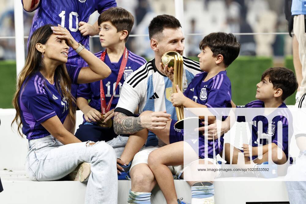 AL DAAYEN Lionel Messi of Argentina with wife and children after the FIFA World Cup Qatar 2022 final match between Argentina and France at Lusail Stadium on December 18, 2022 in Al Daayen, Qatar AP Dutch Height MAURICE OF STONE FIFA World Cup Qatar 2022 2022 ANPxSportx xMauricexvanxSteenxWKxIVx 459614617 originalFilename: 459614617