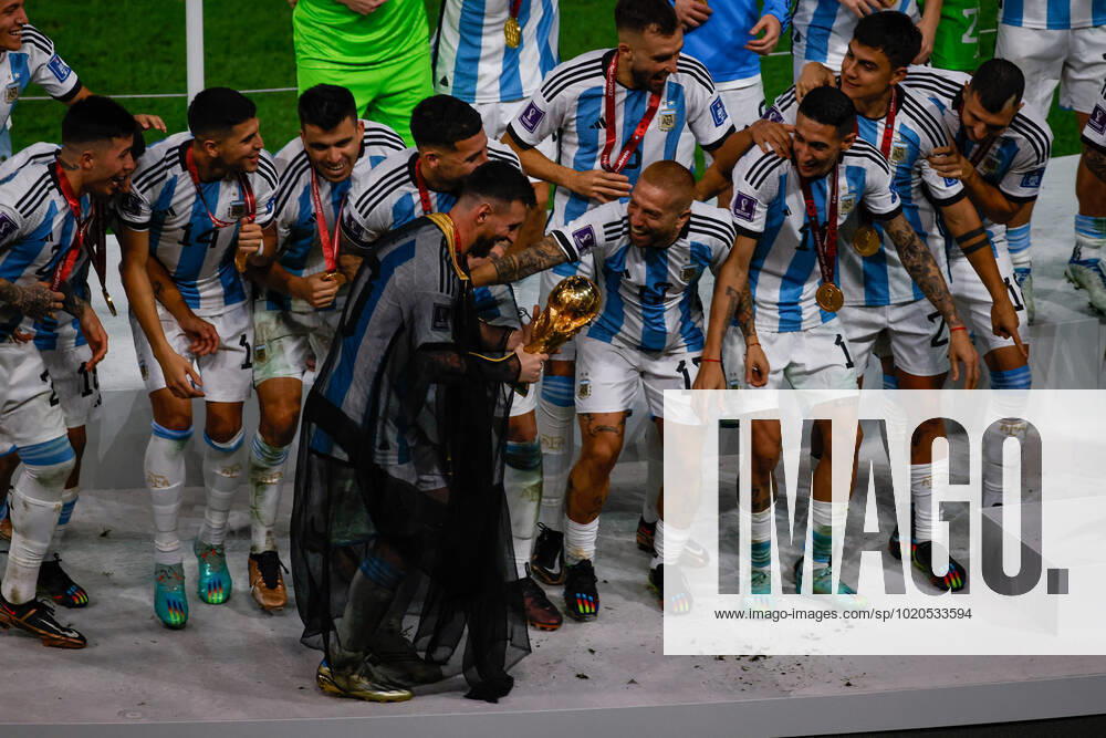 Argentina vs France LUSAIL, AD - 18.12.2022: ARGENTINA VS FRANCE - Argentina captain Lionel MESSI lifts the trophy for the FIFA World Cup, WM, Weltmeisterschaft, Fussball Qatar 2022 after the match between Argentina v France valid for the FIFA World Cup 2022 final held at the Estadio Internacional de Lusail, AD , Qatar (Photo: Rodolfo Buhrer La Imagem Fotoarena) x2311945x RodolfoxBuhrer