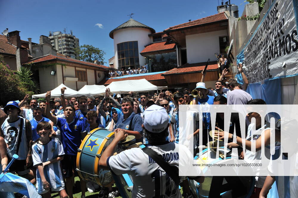 Supporter de l argentine celebrant devant la maison de Maradona a Villa Devoto Argentina FOOTBALL : Coupe du Monde de la FIFA - Qatar 2022 - Les supporters à Buenos Aires - 18 12 2022 JaimeOlivos Panoramic