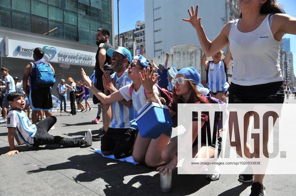 Football Football - Finale de la Coupe du monde de la FIFA Qatar 2022 - Fans à Buenos Aires - Buenos Aires, Argentine - 18 dà cembre 2022 Les fans argentins cà lebrent leur victoire dans la Coupe du monde. FOOTBALL : Coupe du Monde de la FIFA - Qatar 2022 - Les supporters à Buenos Aires - 18 12 2022 JaimeOlivos Panoramic