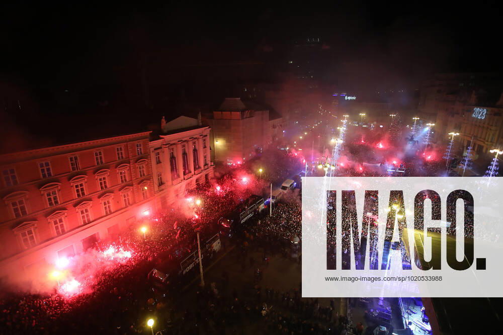 Croatia victory parade Fans lit flares during Croatia team victory parade at Ban Jelacic square (following their victory over Morocco in the 2022 FIFA World Cup, WM, Weltmeisterschaft, Fussball bronze medal match the previous day) on December 18, 2022 in Zagreb, Croatia. LukaxStanzl PIXSELL