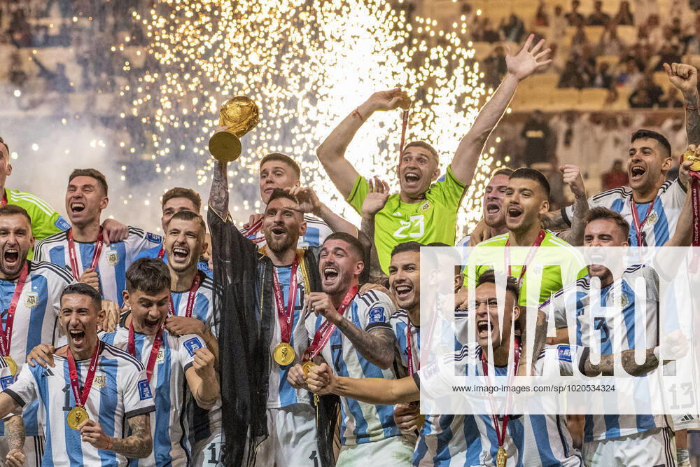 Argentina vs France LUSAIL, AD - 18.12.2022: ARGENTINA VS FRANCE - Lionel Messi and Argentina team celebrates with a cup after winning the Argentina vs France match on penalties and winning the 2022 FIFA World Cup, WM, Weltmeisterschaft, Fussball final held at Lusail International Stadium, AD, Qatar (Photo: Richard Callis Fotoarena) x2311962x RichardxCallis