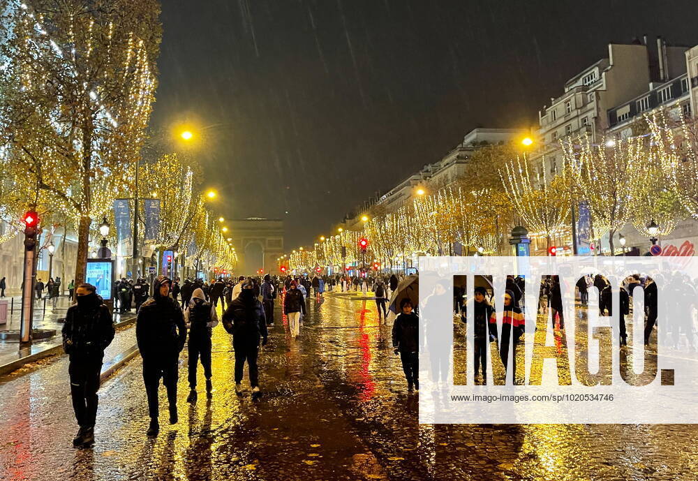 FRANCE, PARIS - DECEMBER 18, 2022: Crowds of football fans are seen in central Paris after France lost to Argentina 3-3 (4-2) in a penalty shootout in the 2022 FIFA World Cup, WM, Weltmeisterschaft, Fussball final in Qatar. Dmitry Orlov TASS 56488351