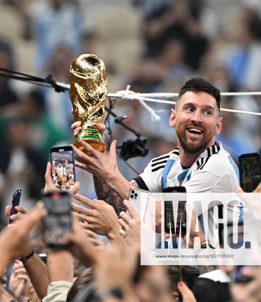 Football, men, 2022 23 season, World Cup in Qatar, final, Argentina France at Lusail Iconic Stadium in Lusail, Argentina cheers after final whistle, Lionel Messi Argentina with trophy, 18 12 2022,