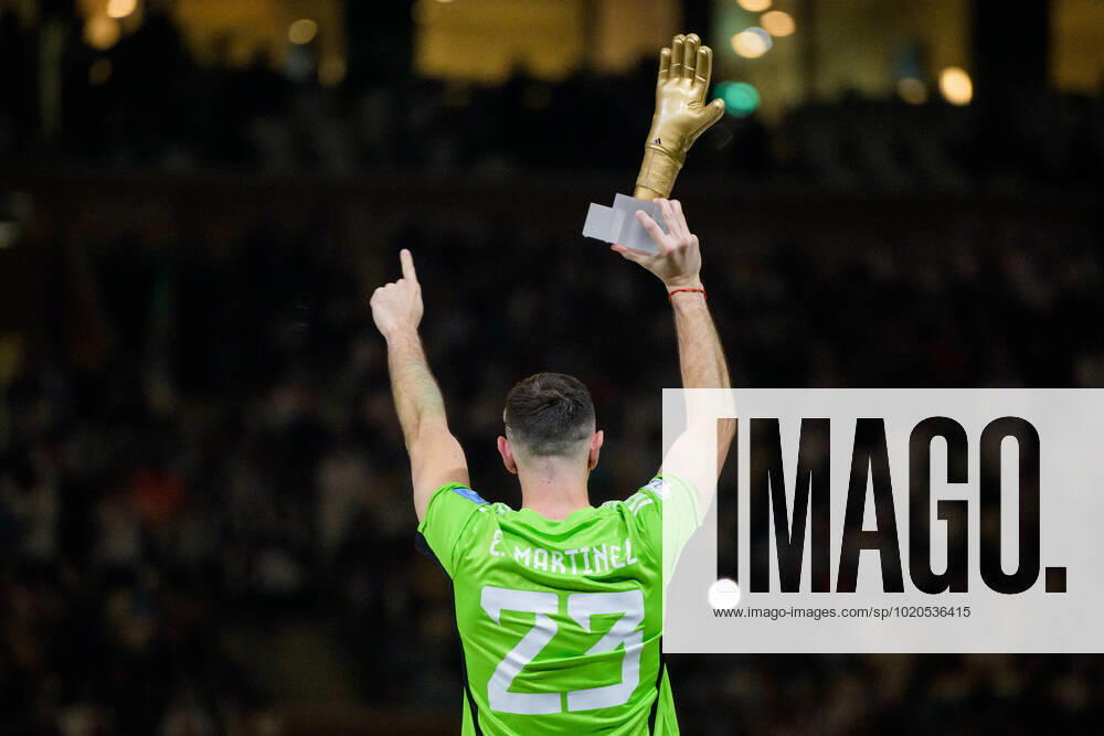 goalkeeper Emiliano Martinez of Argentina with his award after the FIFA World Cup 2022 final between Argentina and France on December 18, 2022 in Doha Photo Joel Marklund BILDBYRAN code JM JM0415 bbeng football football soccer fotball vm fotbols vm fotbols vm fotbols vm 2022 fifa world cup 2022 final argentina france france champions world champions FIFA World Cup Champions Gold medalist jubilation celebration,